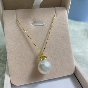 Collar de Perlas Edison de Agua Dulce de Lujo de 10-13 mm con Colgante Redondo de Mariposa con Fuerte Brillo de Espejo en Cadena de Partículas - Product Image 1