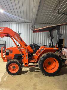 รถแทรกเตอร์คูโบต้า L3400 สำหรับงานหนัก พร้อมเครื่องยนต์ดีเซลที่เชื่อถือได้ ระบบขับเคลื่อน 4 ล้อ ระบบไฮดรอลิกประสิทธิภาพสูง และเหมาะสำหรับงานเกษตร - Product Image 5