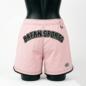 Shorts de baño para mujer, 140 GSM, secado rápido, forro de malla de poliéster, color rosa con paneles laterales negros, parche de chenilla, logotipo personalizado. - Product Image 6