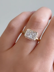 Bague de fiançailles en diamant de laboratoire radiant est-ouest 2 CT, sertie clos. Certifié IGI - Product Image 1