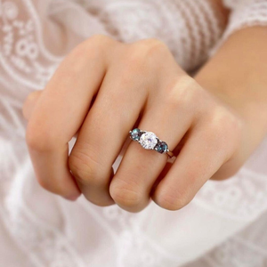 Bague de fiançailles en or blanc 10K massif pour femme, sertie de trois moissanites rondes, style treillis, trois pierres - Product Image 2