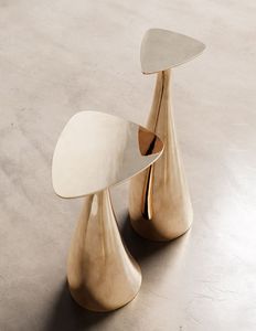 Mesa auxiliar de metal inspirada en joyas que aporta un toque glamuroso al dormitorio, la sala de estar y la entrada. - Product Image 1