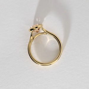 Anillo de Compromiso de Lujo Personalizado con Diamante Cultivado en Laboratorio de 2 Quilates con Corte Cojín y Engaste de Bisel, Oro Amarillo de 14 Quilates, OEM ODM, para Fiestas - Product Image 2