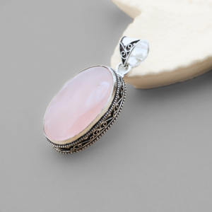 Colgante de piedra preciosa de cuarzo rosa hecho a mano – Engaste relleno de plata - Product Image 5