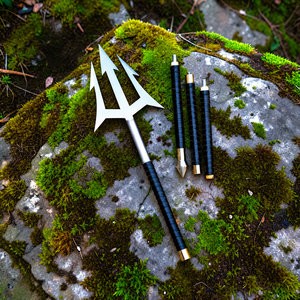 Trident fonctionnel en acier forgé à la main - Manche en cuir détachable - Accessoires de cosplay Neptune Poseidon - Cadeau d'anniversaire - Product Image 1