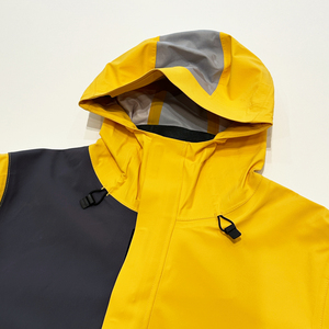Chaqueta funcional con capucha para hombre, resistente al agua. - Product Image 5