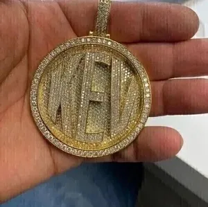 Pendentif personnalisé pour homme en or jaune plaqué 14 carats avec moissanite véritable ronde de 3 carats - Product Image 2