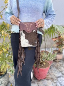 กระเป๋าถือโทรศัพท์มือถือแบบขายส่ง หนังวัวแท้ แต่งขนเฟอร์ ขอบหนังแกะสลักลายด้วยมือ กระเป๋าสะพายข้างขนาดเล็ก กระเป๋าคล้องมือ กระเป๋าสะพายไหล่ - Product Image 4