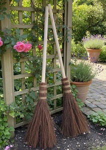 Escoba con mango de madera para limpiar el jardín, hecha en Vietnam, escoba con mango de madera, escoba doméstica para uso diario. - Product Image 2