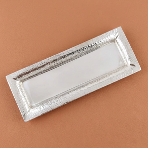 Ce plateau de service rectangulaire en argent présente une bordure texturée martelée, alliant style moderne pour servir des aliments et décorer. - Product Image 1