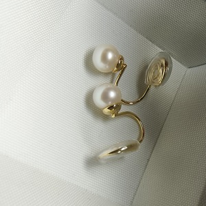 ต่างหูแบบหนีบมุกน้ำจืดไร้ตำหนิ ขนาด 6.5-7 มม. รูปทรงขดม้วนแบบกันยุง  สามารถปรับแต่งได้ พร้อมคลิปหนีบหูสีเงินฟรี - Product Image 1