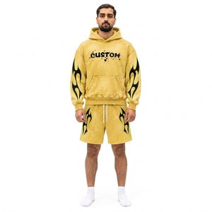 Conjunto Deportivo Amarillo con Capucha para Hombre, Diseño Sublimado con Estampado de Llamas Negras, Pantalones Cortos con Cordón y Bolsillos, Ropa Casual de Verano - Product Image 1