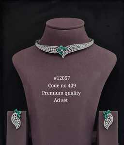 Collier ras du cou vintage 12057 en zircon cubique de qualité supérieure, plaqué rhodium, motif feuille et couronne, idéal pour les bijoux de mariage et les soirées. - Product Image 4