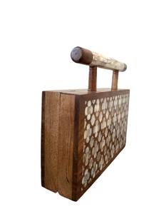 กระเป๋าถือข้างทำมือสุดหรู ดีไซน์ทันสมัย ทำจากไม้และเปลือกหอยมุก พร้อมตัวล็อคแม่เหล็ก ของตกแต่งสำหรับสาวๆ โดย UO - Product Image 2