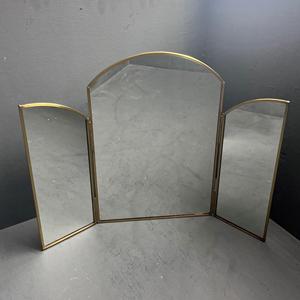 Espejo decorativo de mesa con diseño plegable, forma única y acabado en latón. - Product Image 2