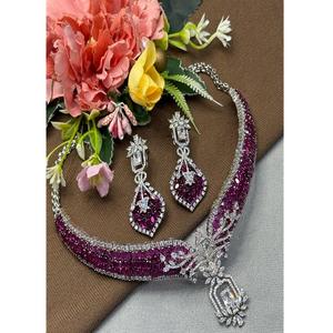 Ensemble collier et boucles d'oreilles classiques en laiton plaqué argent et zircon, design glamour, pour collection de mariage femme - Product Image 2