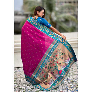 ผ้าไหมพิธานีลายแมเจนต้า ซารี วูเอน ราจฮันส์ ซวอน พร้อมผ้าคลุมไหล่ทอมืออินเดียคุณภาพพรีเมียม น้ำหนัก 650 กรัม ผลิตภัณฑ์ทอระดับเอลีท - Product Image 4