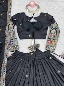 Ensemble Lehenga Choli en soie grise traditionnelle avec dupatta brodé, tenue indienne pakistanaise pour mariage et fêtes - Product Image 6