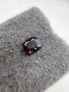 Spinelle naturelle violette foncée de 1,72 ct, taille coussin, non chauffée, de Ceylan, pierre précieuse en vrac avec jeu de couleurs, sans trou pour la joaillerie - Product Image 1