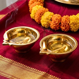 Lámpara de aceite Diya tradicional de latón con diseño redondo grabado para Diwali, Puja, decoración del templo del hogar, uso en mesa Akhand Jyoti - Product Image 3