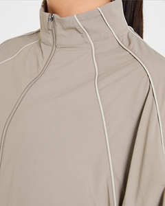 ชุดวอร์มผู้หญิงแบบเรโทรพร้อมโลโก้สั่งทำขายส่ง เสื้อแจ็คเก็ตและกางเกงวอร์มแต่งขอบตัดสี น้ำหนักเบา ชุดออกกำลังกายผู้หญิง - Product Image 6