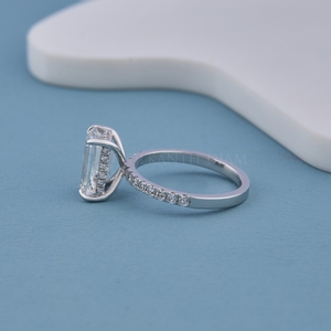 Bague élégante en or blanc avec diamant de laboratoire taille émeraude, bijou raffiné pour femme, provenance Inde. - Product Image 3