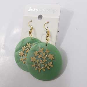 Elegantes pendientes de resina verde con cuerno de latón chapado en oro de 18 quilates ligeros e hipoalergénicos | Joyería hecha a mano para mujer - Product Image 5