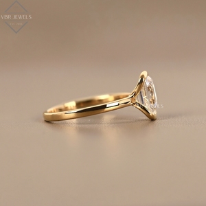 Anillo Solitario de Diamante Corte Esmeralda en Oro Amarillo con Engaste de Bisel, Joyería de Lujo para Compromiso, Boda, Novia, Regalo para Mujer, Proveedor - Product Image 3