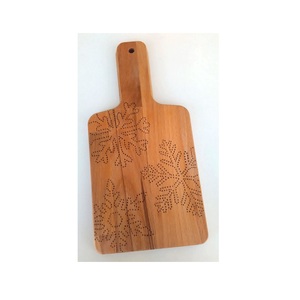 Planche à découper fonctionnelle en bois pour la préparation culinaire, la manipulation des ingrédients, la découpe, le tranchage, la découpe en dés, la découpe en forme, la cuisson et le service en cuisine - Product Image 5