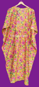 Vibrante Vestido Midi Kaftan Amarillo Ecológico 100% Algodón con Cuello Redondo y Abertura Alta en el Muslo, Estampado de Flores de Amapola Rosa/Magenta - Product Image 2
