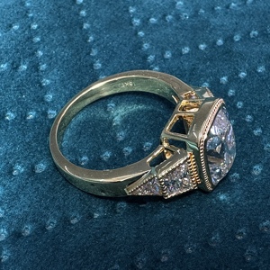 Anillo de Compromiso de Oro Amarillo de 18K con 5.74CT de Diamantes en Total, Anillo de Lujo con Diamante Cultivado en Laboratorio de Corte Cojín de 4.50CT - Product Image 6