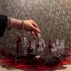 Juego de Ajedrez Artístico de Resina de Alta Calidad, Piezas Rojas y Blancas, Tablero con Diseño Irregular, Artesanía de Fundición, Tablero de Ajedrez Coleccionable Decorativo - Product Image 3