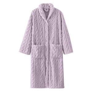 Peignoir en tissu éponge de qualité supérieure avec logo brodé, robe enveloppante confortable pour le spa et l'usage quotidien - Product Image 1