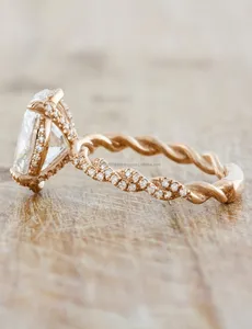 Bague de fiançailles solitaire en or jaune avec diamant taille ovale, éclat brillant, luxe intemporel, bijoux raffinés pour elle - Product Image 2