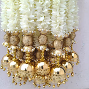 พวงมาลัยดอกมะลิผ้าหรูหราประดับกับกุนโกร สำหรับงานแต่งงานแบบอินเดีย งานบูชาพระพุทธเจ้า กันีช ปูจา และงานแต่งงานแบบอิสลาม - Product Image 1