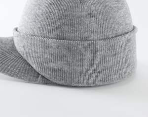 Bonnet d'hiver douillet pour homme avec visière et revers double tricoté, design isolant et chaud - Product Image 5
