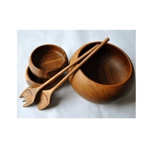 Bol en bois rustique fait main pour la préparation de salades, la présentation de fruits, les repas en famille et les essentiels de service en restaurant - Product Image 1