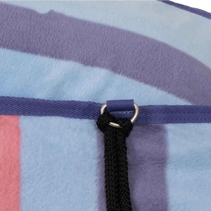 BRAND ZONE Manta de Invierno para Caballo de Forro Polar Impermeable Personalizada con 2 Correas para las Patas - Diseño de Cuello Estándar - Product Image 5