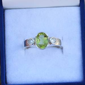 Bague délicate en péridot, pierre ovale, argent sterling 925, élégante bague de fiançailles ou de promesse, cadeau pour elle, bijoux - Product Image 2