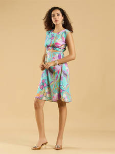 Robe midi évasée sans manches en tissu Georgette, imprimé tropical bleu, écologique, lavable, avec découpe à la taille et ourlet évasé - Product Image 5