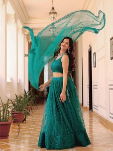Robe de demoiselle d'honneur en tulle vert émeraude avec haut court perlé et jupe longue en A sans manches, col rond, style classique - Product Image 5