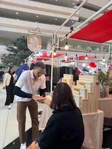 น้ำมันนวดแผนไทยสมุนไพรร้อน100มล. สำหรับผ่อนคลายปวดเมื่อยตามร่างกาย
