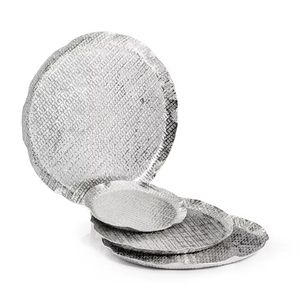 Magnifique ensemble de 4 plateaux en argent texturé, avec un design en grille métallique tissée, parfait pour une salle à manger moderne ou pour la présentation. - Product Image 1
