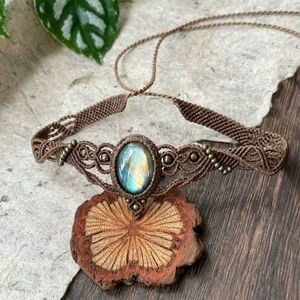 Collar clásico de macramé marrón hecho a mano con cuentas de jade y piedras curativas ajustables. - Product Image 1