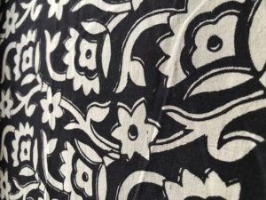 Tela de Algodón Estampada a Mano en Blanco y Negro – Tela de Algodón Indio con Diseño Floral para Prendas de Vestir y Textiles al por Mayor - Product Image 3