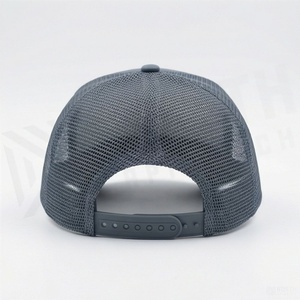Casquette de camionneur grise réglable avec logo brodé géométrique sur le panneau avant, en tissu maillé, unisexe, décontractée - Product Image 2