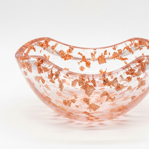 Bol décoratif en résine rose artisanal de luxe, centre de table sculptural moderne et brillant - Product Image 2