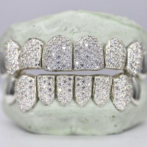Grillz personnalisés de qualité supérieure pour bijoux dentaires, finition plaquée or, style rappeur de luxe, disponibles au prix export. - Product Image 3