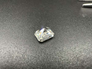 Gema de Moissanita Redonda de Corte Brillante 7x9mm 2.59ct Blanca DEF VVS Creada en Laboratorio Suelta con Juego de Color/Fuego para Fabricación de Joyas - Product Image 3