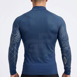 Maillot de compression confortable pour joueurs de football, fabriqué avec un tissu respirant pour l'entraînement en salle, la course à pied et les matchs. - Product Image 4